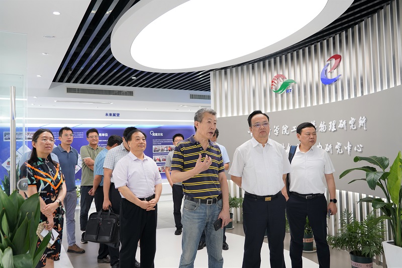 省发改委副主任、党组成员高清调研高效低碳燃气轮机试验装置项目